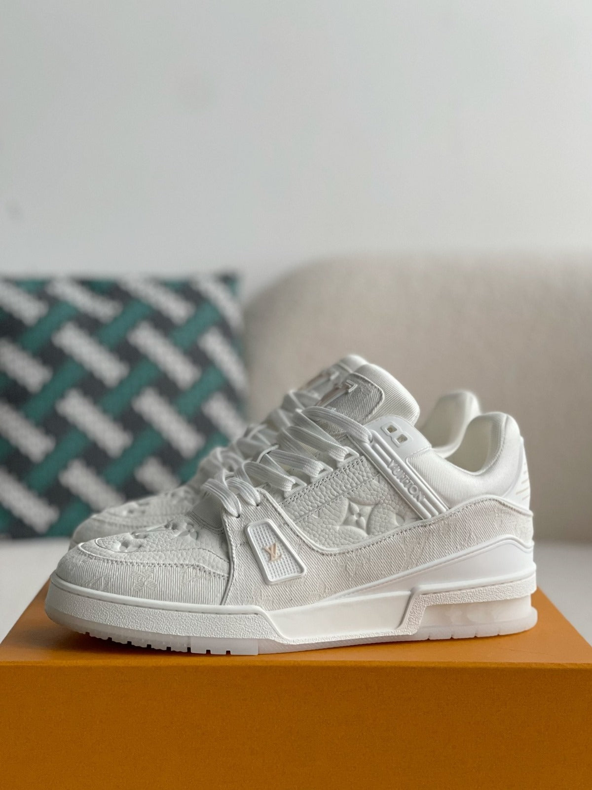 Lv trainers full white